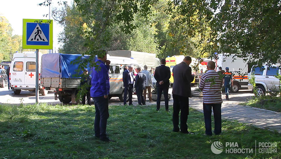 Москвичи несут цветы в Александровский сад в память погибших в Керчи