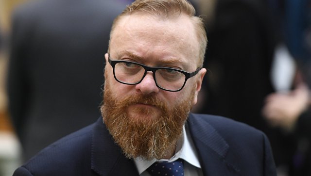 Милонов хочет запретить школьникам красить волосы и использовать косметику