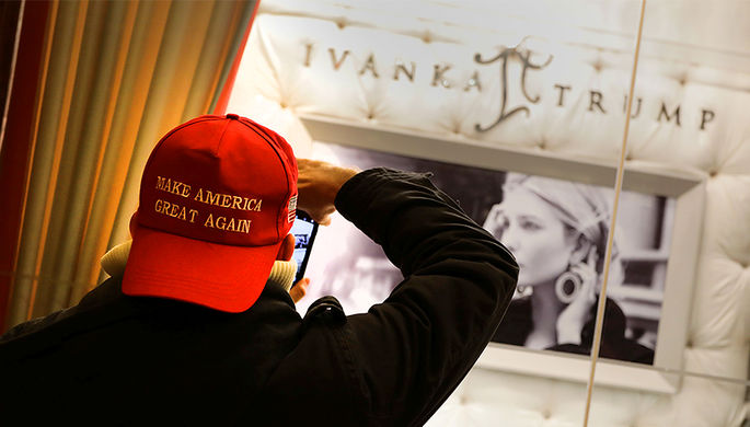 Репортера NBC уволили за «кепку Трампа»