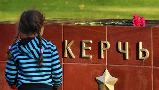 Москвичи несут цветы в Александровский сад в память погибших в Керчи