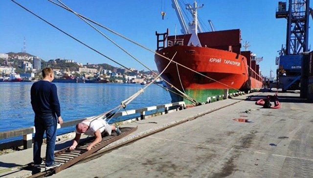 В Приморье силач Иван Савкин сдвинул теплоход массой 11 тысяч тонн