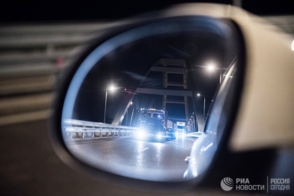 Фрагмент пролета строящейся ж/д части Крымского моста съехал в воду