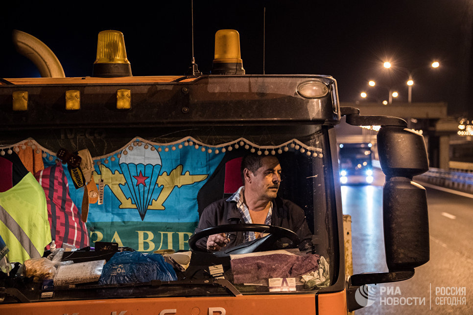 Водители фур рассказали об экономии времени в пути по Крымскому мосту