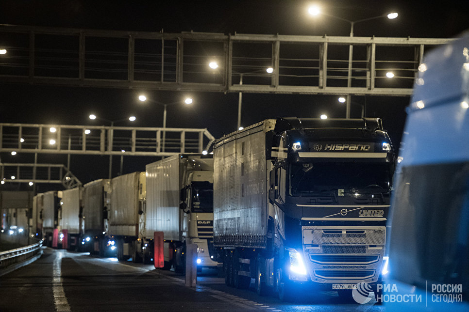 Фрагмент пролета строящейся ж/д части Крымского моста съехал в воду