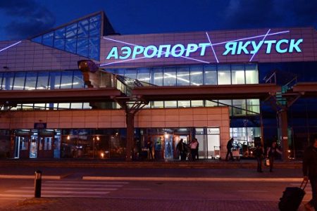 В аэропорту Якутска самолет SSJ100 выкатился за пределы ВПП