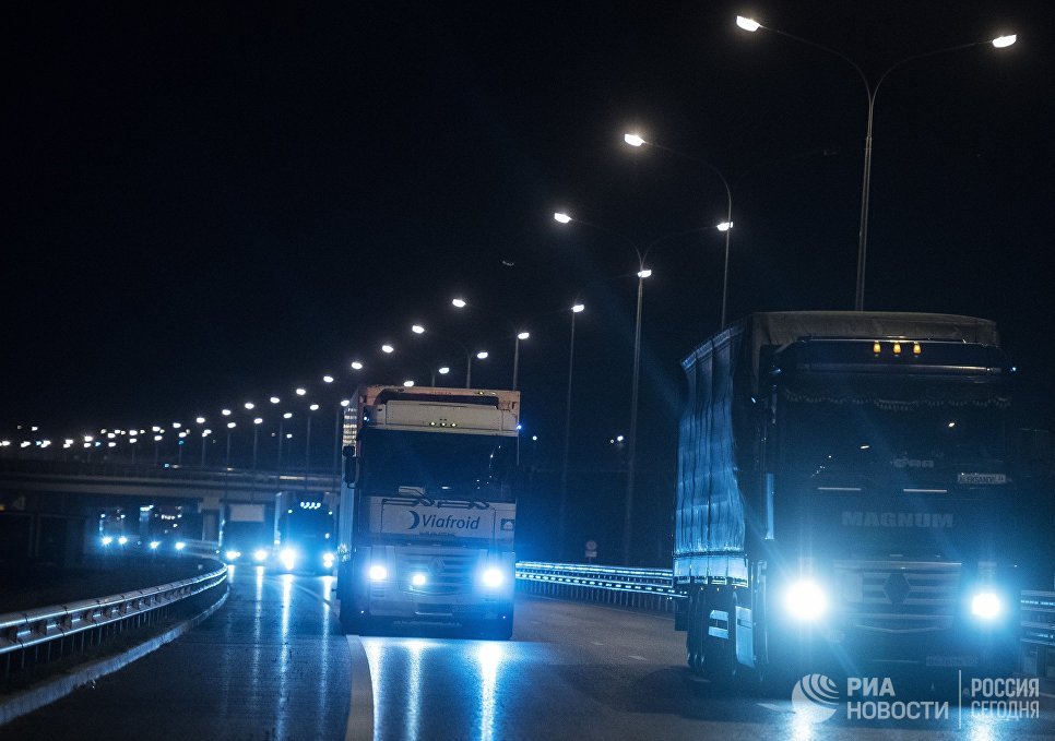 Фрагмент пролета строящейся ж/д части Крымского моста съехал в воду