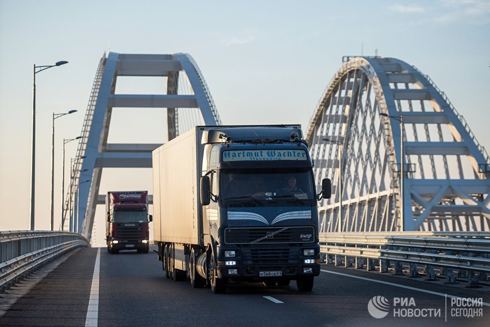 Водители фур рассказали об экономии времени в пути по Крымскому мосту