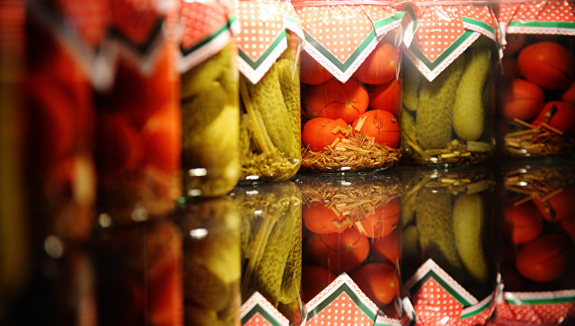 Опрос: россияне меньше экономят на еде и больше – на одежде и развлечениях