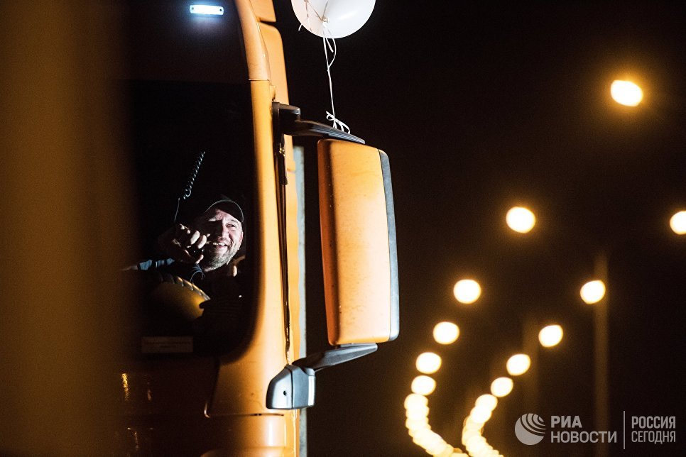 Фрагмент пролета строящейся ж/д части Крымского моста съехал в воду