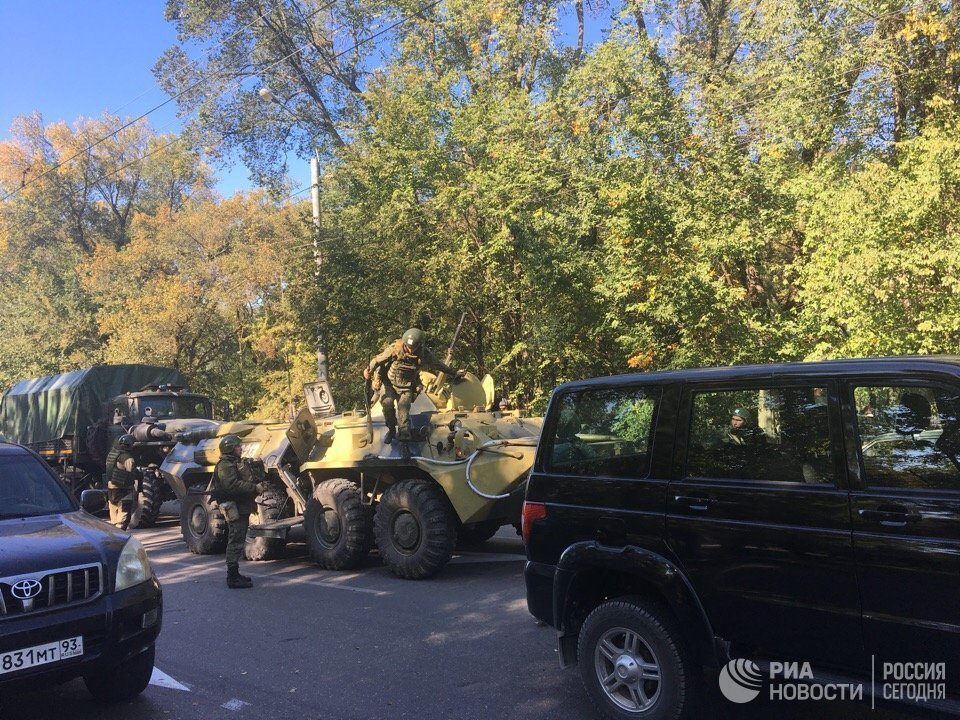 Москвичи несут цветы в Александровский сад в память погибших в Керчи