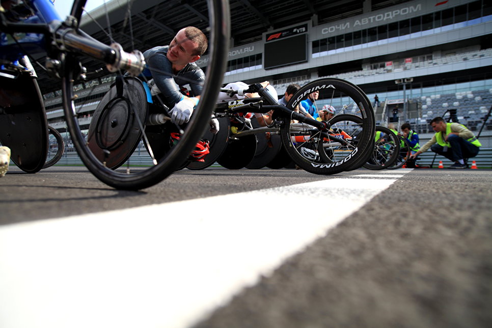 Не падать духом: в Сочи прошел полумарафон на инвалидных колясках