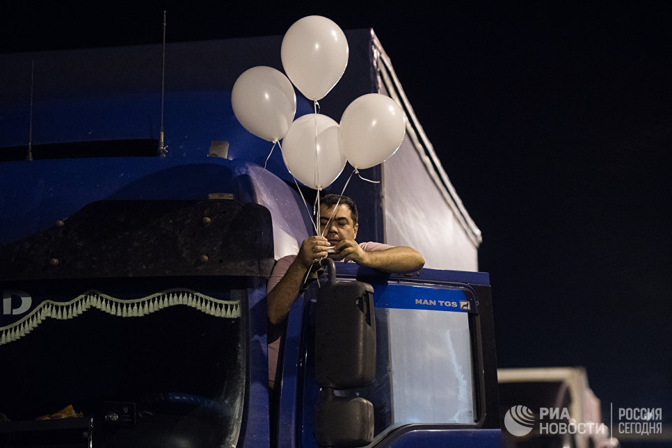 Фрагмент пролета строящейся ж/д части Крымского моста съехал в воду