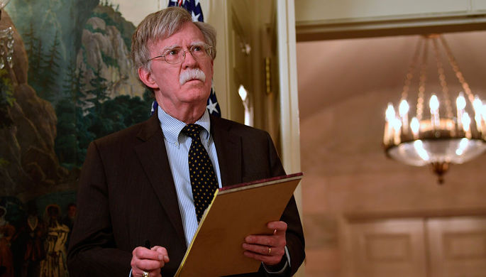 Порошенко подарил Болтону пистолет