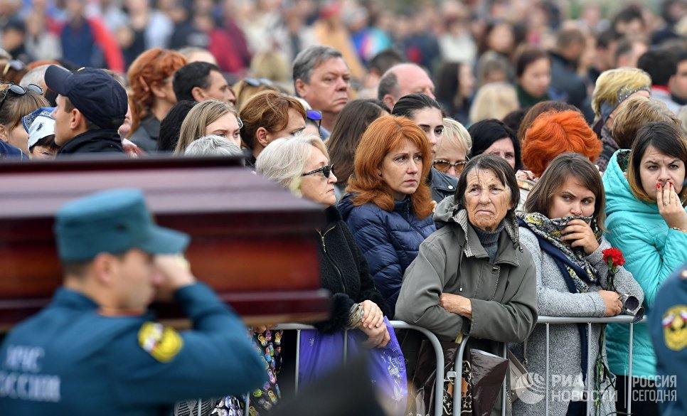 Более 20 тысяч человек пришли проститься с жертвами трагедии в Керчи