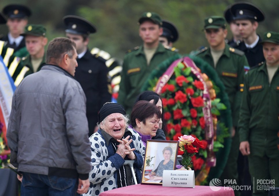 На Центральном кладбище Керчи прошли похороны девяти погибших при стрельбе