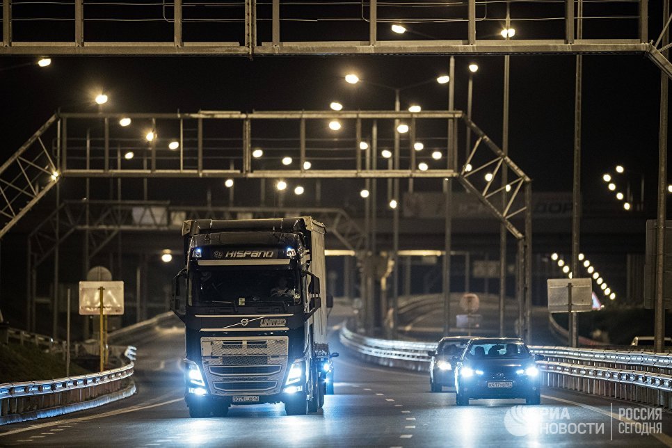 Фрагмент пролета строящейся ж/д части Крымского моста съехал в воду