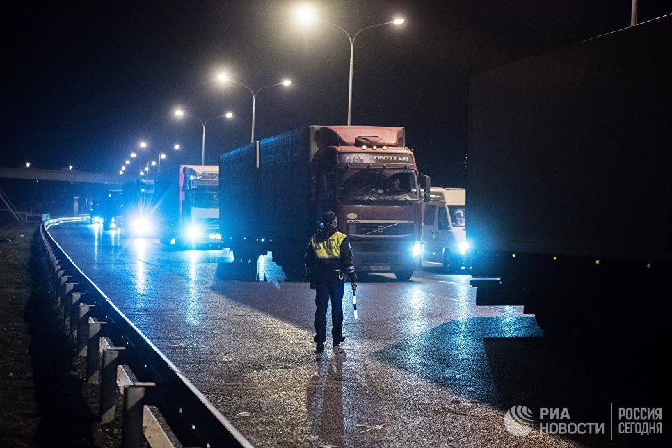 Фрагмент пролета строящейся ж/д части Крымского моста съехал в воду