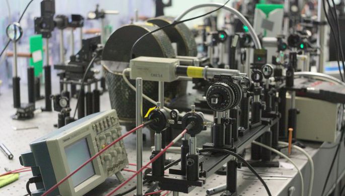 Физики впервые получили высокочастотные спиновые токи без микроволнового воздействия