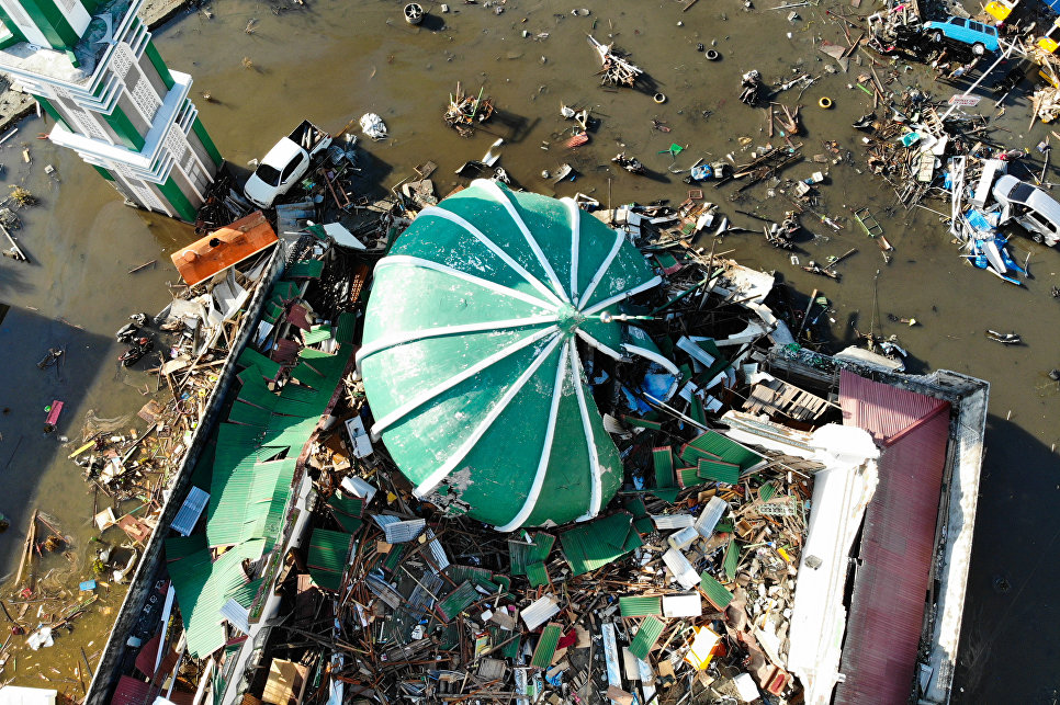 Снятое со спутника разрушение двух районов в Индонезии показали на видео