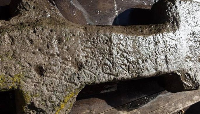 На Украине нашли гигантский крест, переделанный из каменного идола