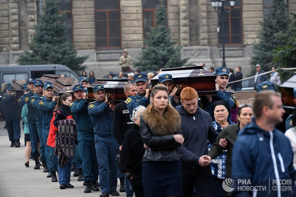 На Центральном кладбище Керчи прошли похороны девяти погибших при стрельбе