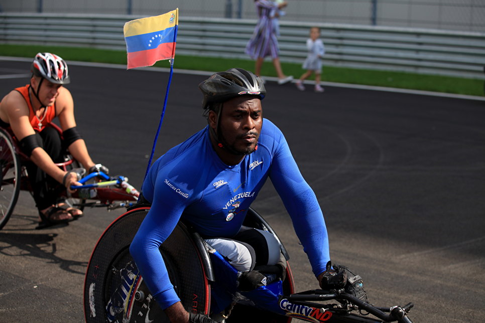 Не падать духом: в Сочи прошел полумарафон на инвалидных колясках