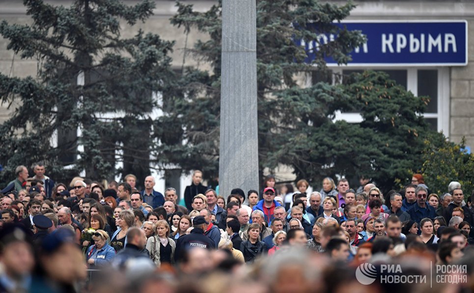 На Центральном кладбище Керчи прошли похороны девяти погибших при стрельбе