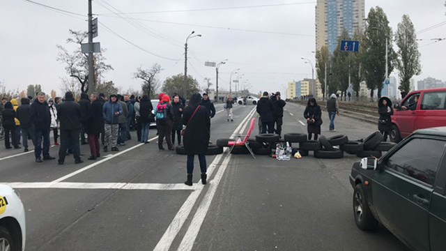 В Киеве жители отключенного от электричества дома перекрыли шоссе