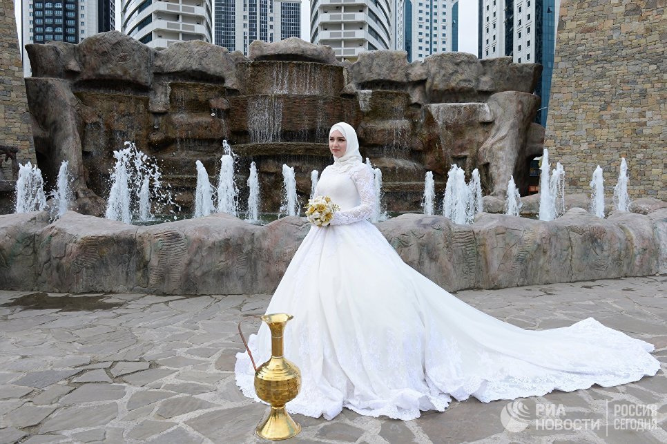 В Грозном в день города сыграли 200 свадеб