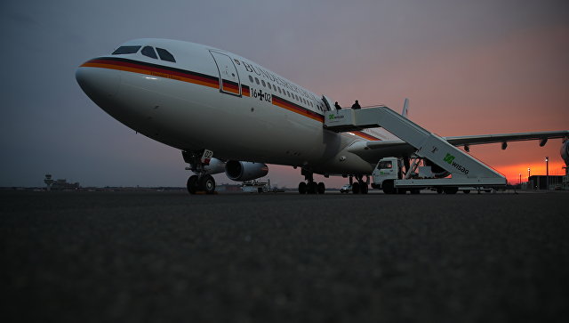 Самолет Меркель совершил вынужденную посадку из-за неполадок