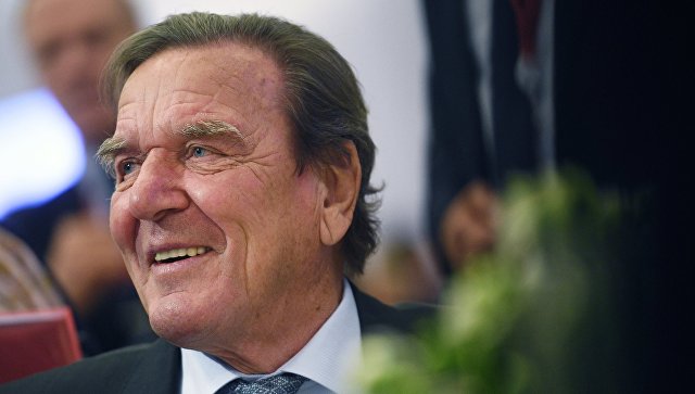 Крым придется признать российским, заявил экс-канцлер Германии