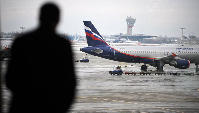 Роспотребнадзор напомнил, что пассажиры могут требовать при задержке рейса