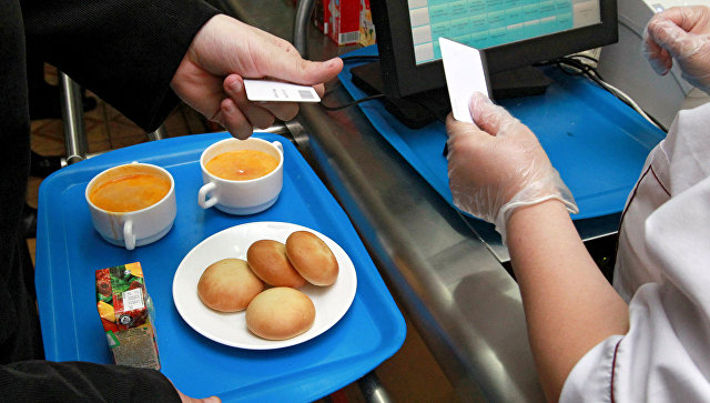 В Госдуме предложили запретить продажу газировки и сладостей в школах