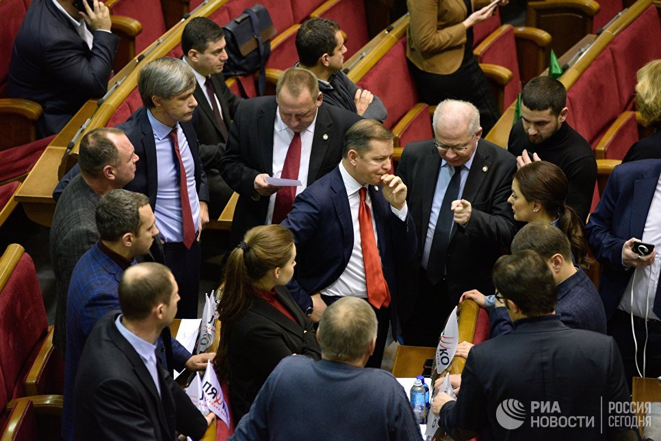 "Военное положение введем, воевать не будем". Что ожидает украинцев