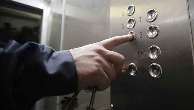 Убийца женщины в московском лифте скрывается в доме, рассказала соседка