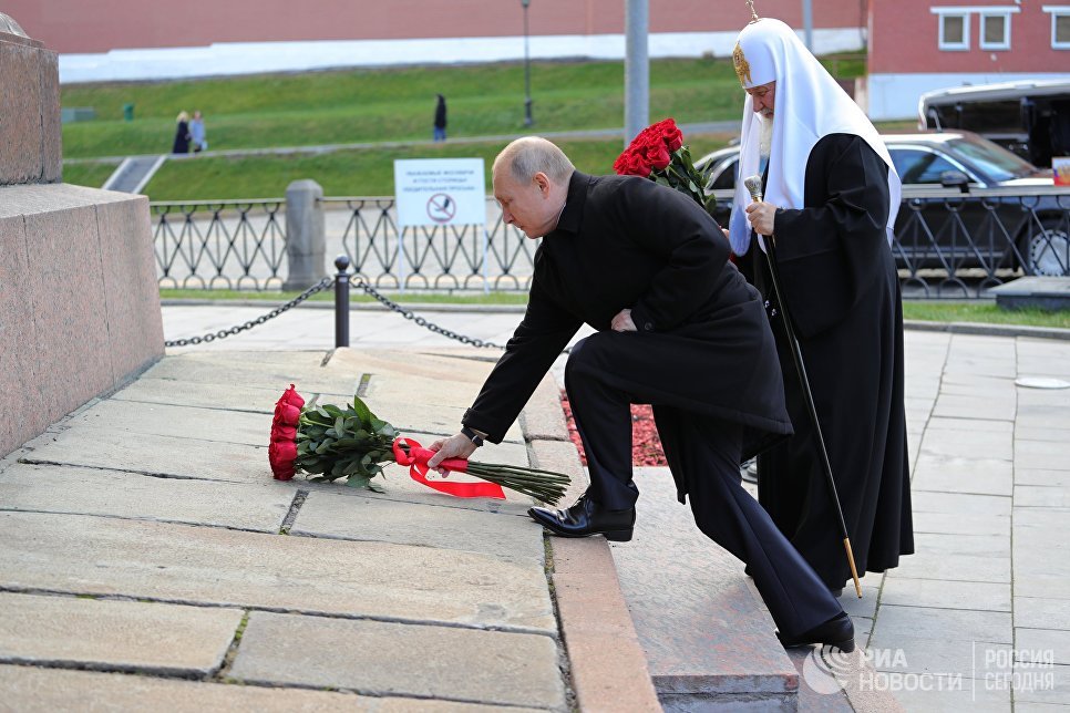 Путин возложил цветы к памятнику Минину и Пожарскому