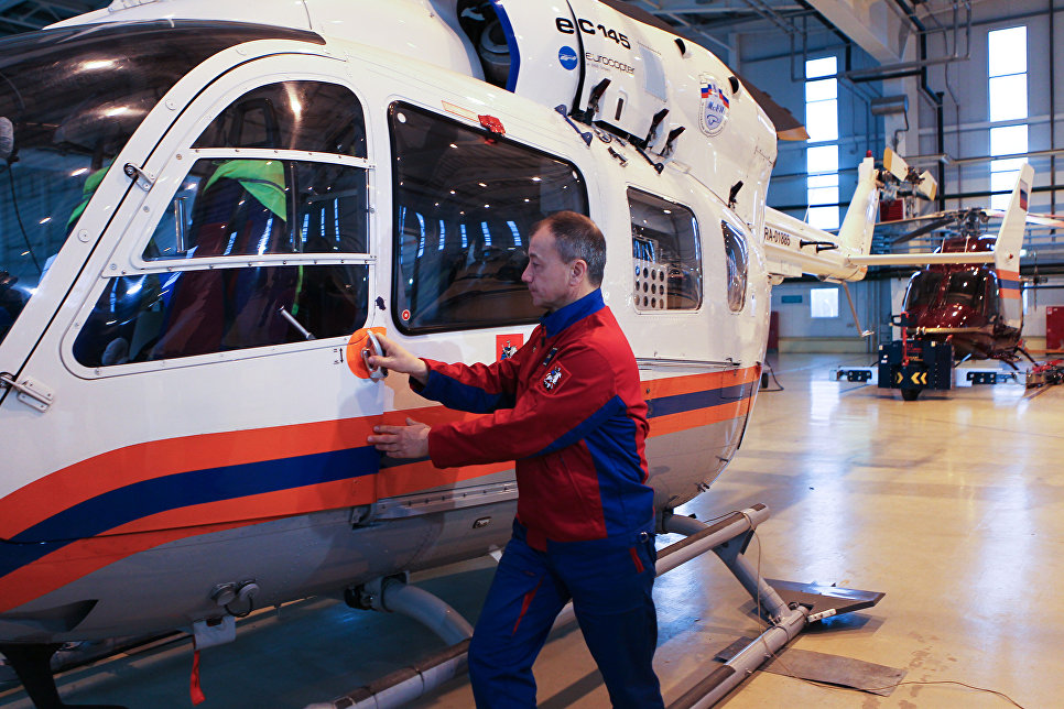 "Волшебник на вертолете": как санитарная авиация спасает жизни в Москве