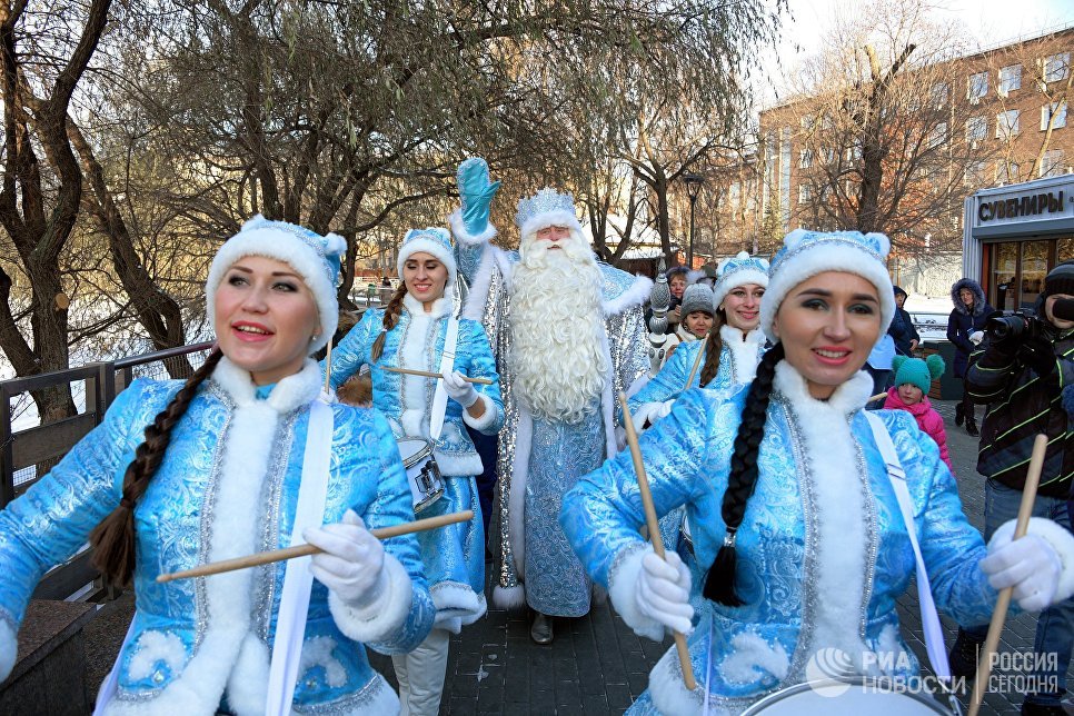 Дед Мороз подарил Московскому зоопарку двух минипигов Счастье и Радость