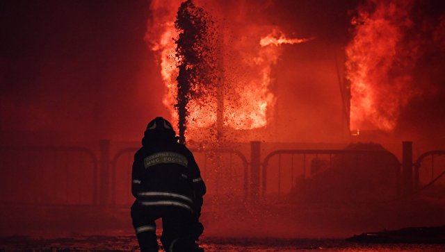 В Нижневартовске загорелся мебельный склад