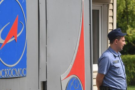 «Проблема импортозамещения»: в Роскосмосе признали вред от запрета иностранной электроники
