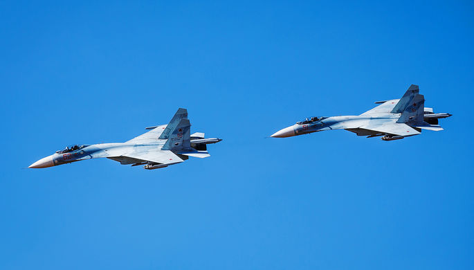 Появилось видео отпугивания американского B-52 российским Су-27