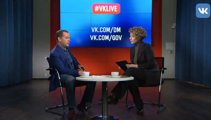 «Селфи лучше всего»: Медведев признался, что сам постит фото