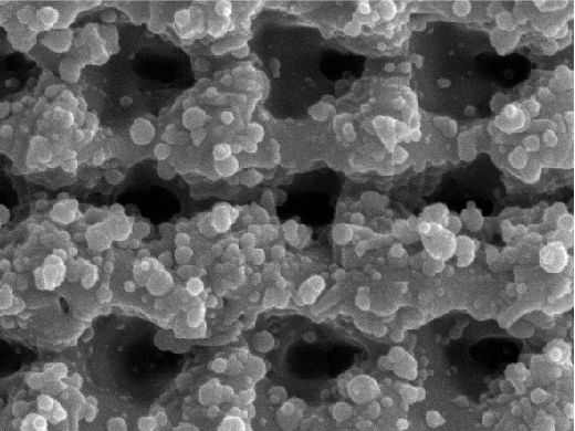 Физики смогли получить поверхность кристалла, не отражающую свет