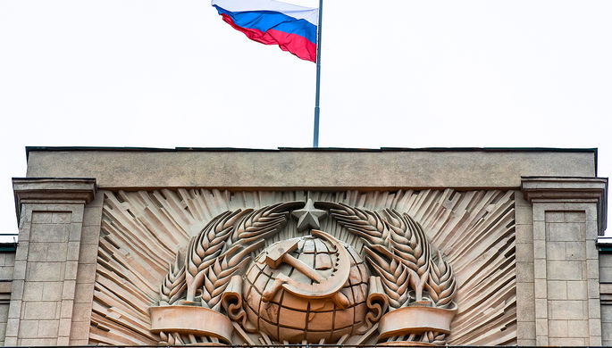 Госдума приняла во II чтении законопроект о недопустимости оскорбления госсимволов