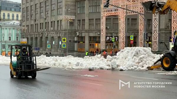 Московские власти объяснили появление сугробов на Тверской