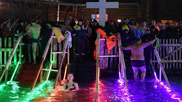 Более двух миллионов россиян приняли участие в крещенских купаниях