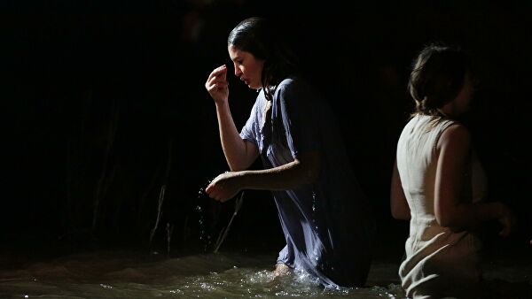 Более двух миллионов россиян приняли участие в крещенских купаниях