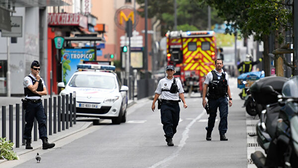 В Париже злоумышленник напал с ножом на прохожих, есть жертвы В Париже злоумышленник напал с ножом на прохожих, есть жертвы