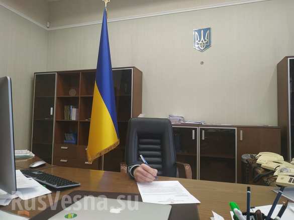 Украинский министр в поддержку премьера залез под стол (ФОТО)