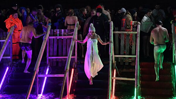 Более двух миллионов россиян приняли участие в крещенских купаниях